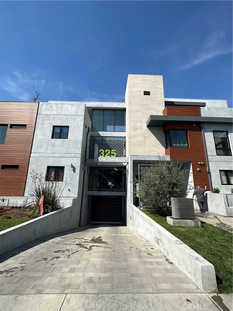 325 Myrtle Street, Unit 301 Glendale, CA 91203 - Photo 4 of 28 a front view of a house with a yard