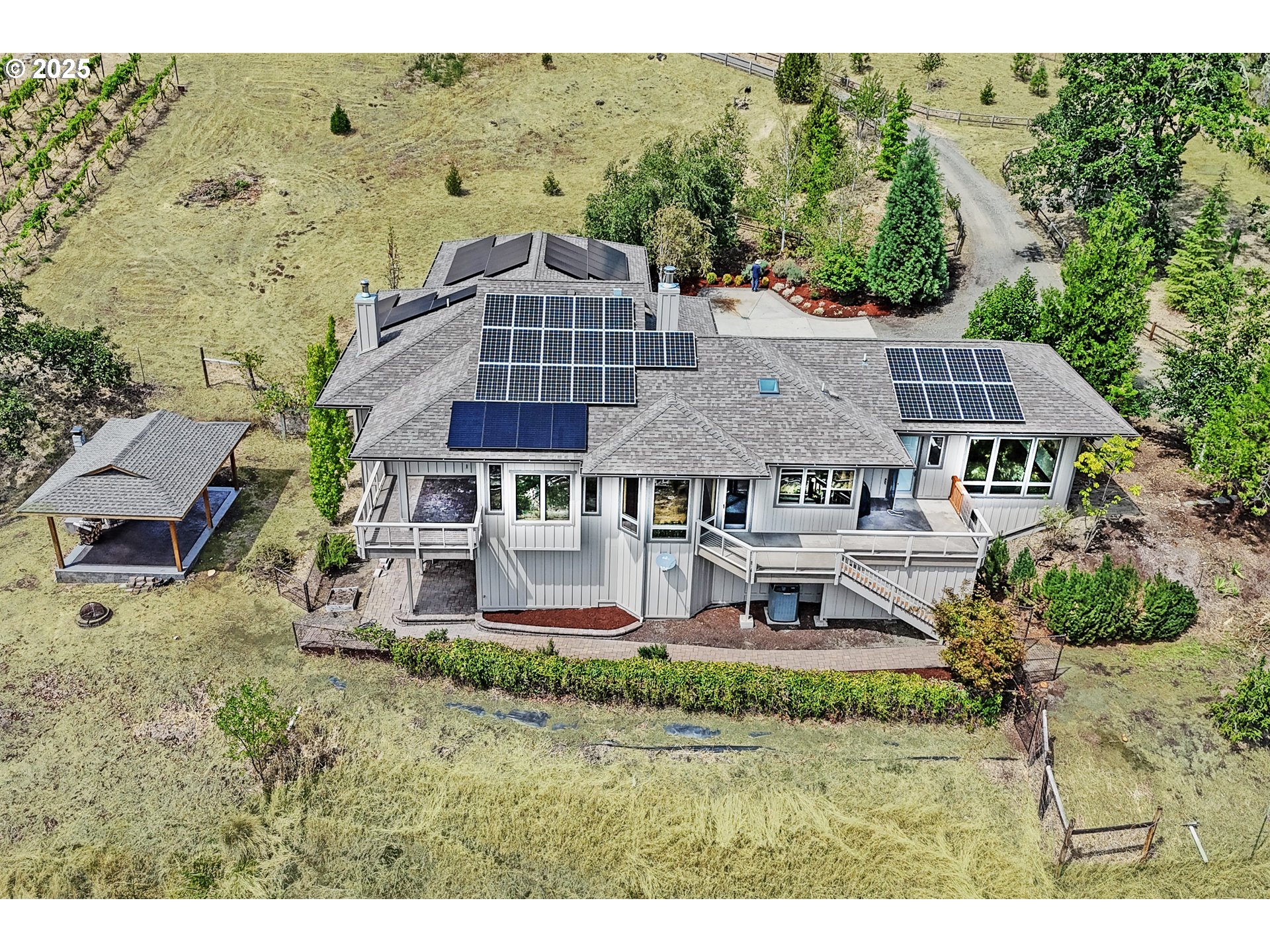 14585 North Bank Road Roseburg, OR 97470 - Photo 4 of 48 Exterior