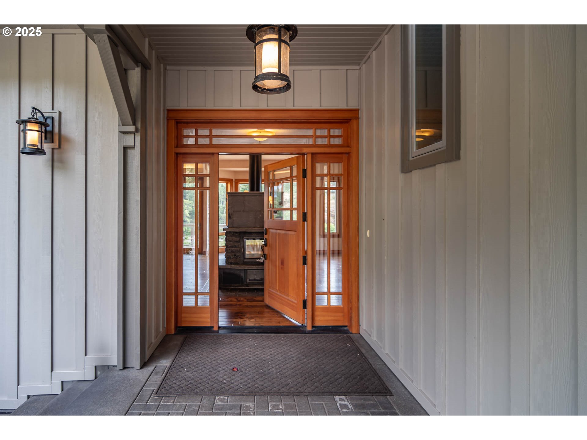 14585 North Bank Road Roseburg, OR 97470 - Photo 6 of 48 Entrance/Foyer