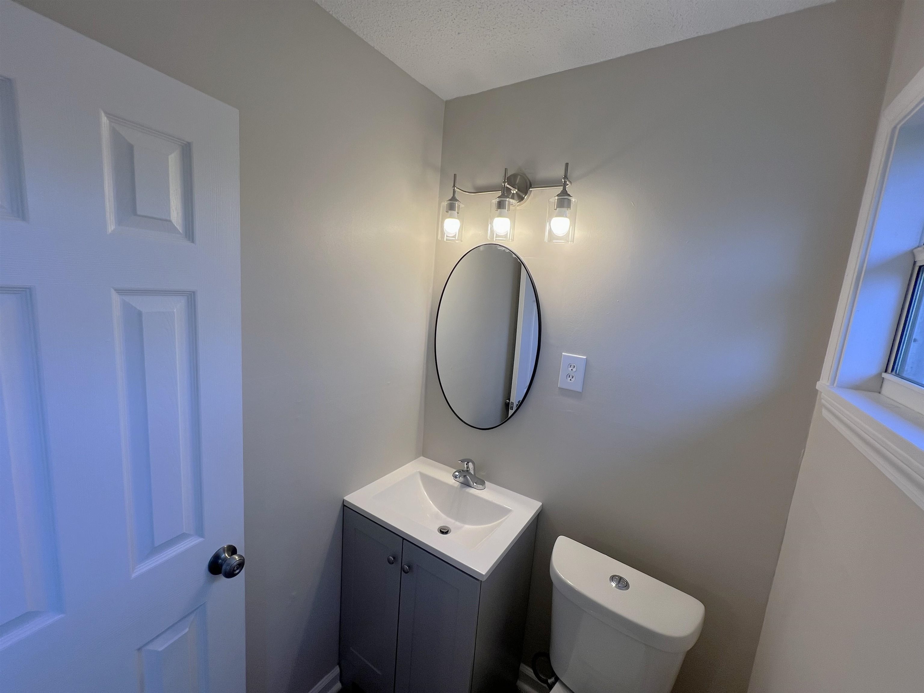 993 Poplar Leaf Road Collierville, TN 38017 - Photo 15 of 20 a bathroom with a toilet a sink and mirror
