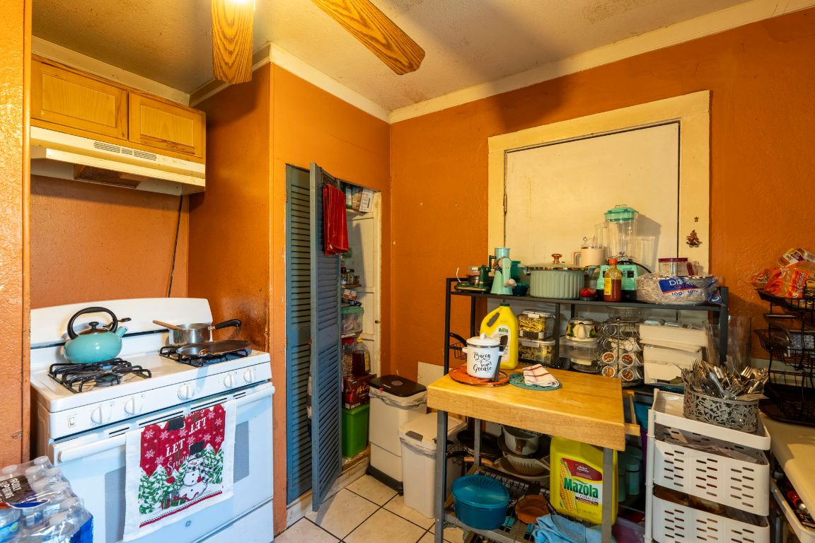 4801 Lott Avenue Austin, TX 78721 - Photo 5 of 20 a room with musical instruments