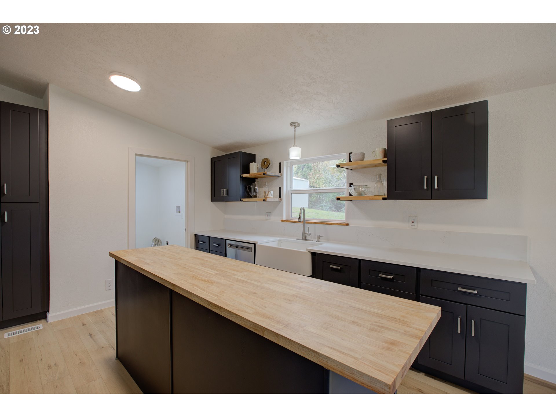 800 Glenbrook Loop Road Riddle, OR 97469 - Photo 17 of 44 a kitchen with a sink a microwave a stove and refrigerator