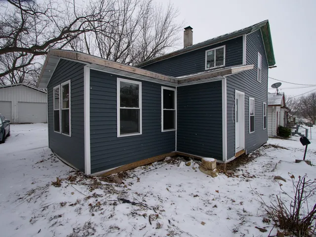 $99,000 | 715 17th Street, Monroe, WI 53566