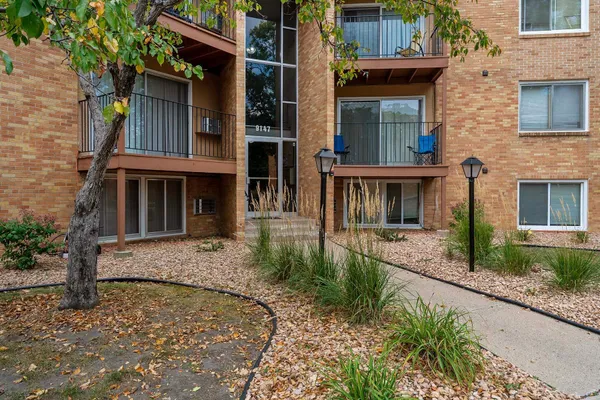 $122,500 | 9147 Highway 55, Unit 102, Golden Valley, MN 55427
