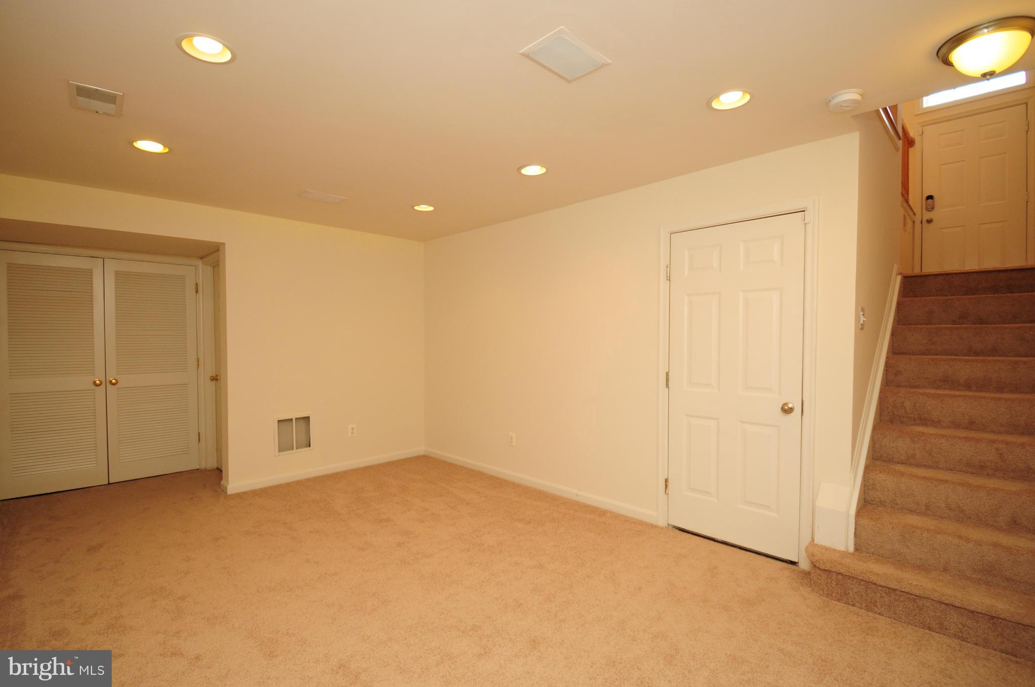 20860 Rockingham Terrace Sterling, VA 20165 - Photo 11 of 19 Family Room