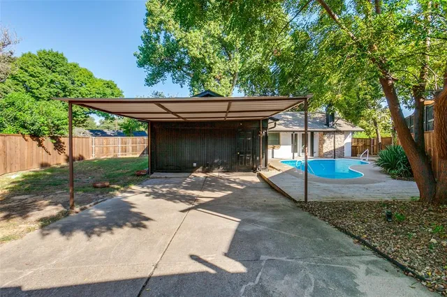 a view of a house with backyard and a tree