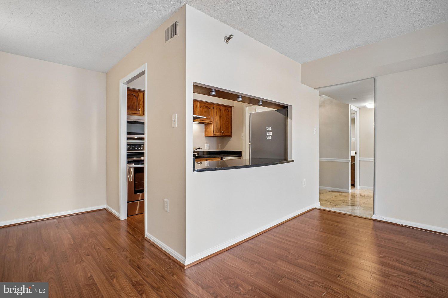1301 North Courthouse Road, Unit 1612 Arlington, VA 22201 - Photo 16 of 52 Kitchen w/Breakfast Bar
