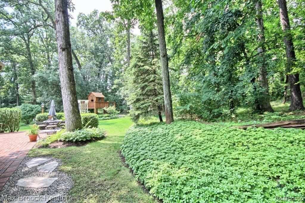 4686 Brightmore Road Bloomfield Hills, MI 48302 - Photo 36 of 42 Backyard.jpg