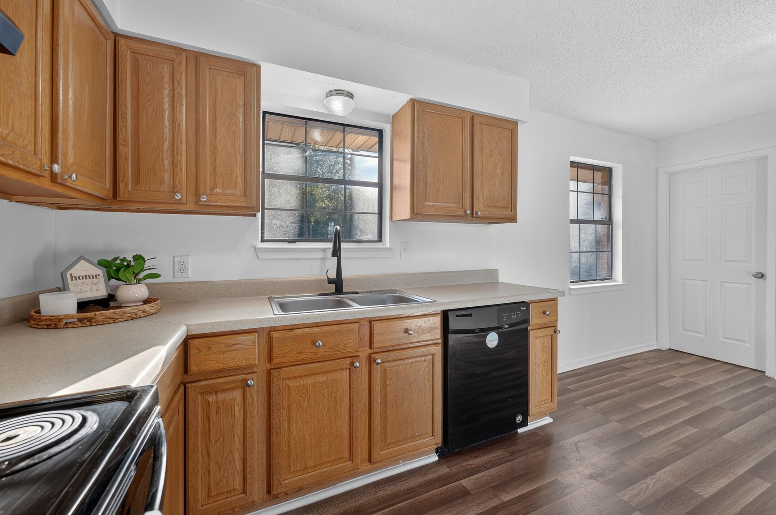552 Roberts Drive DeFuniak Springs, FL 32433 - Photo 15 of 40 a kitchen with sink and cabinets