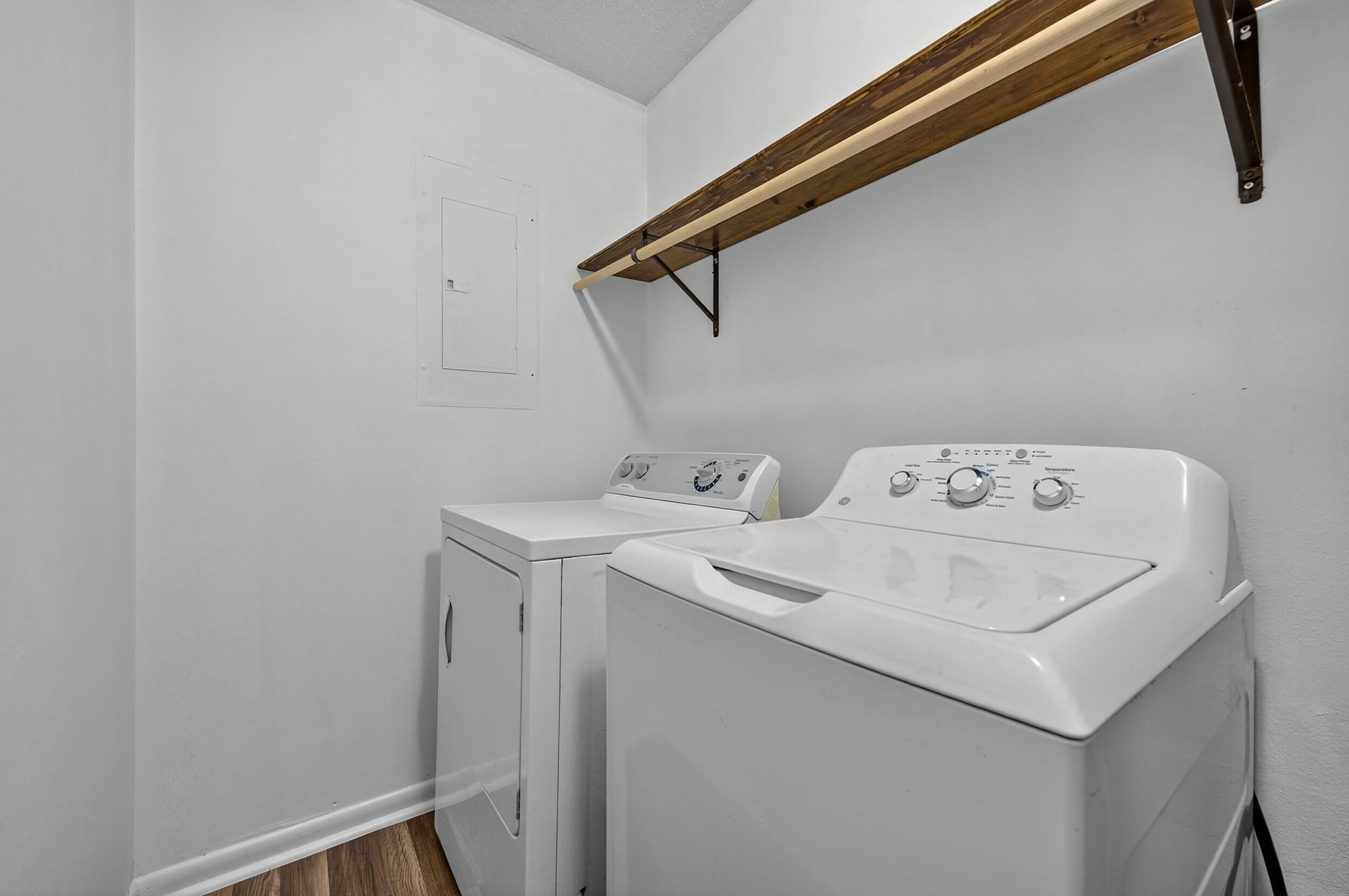 552 Roberts Drive DeFuniak Springs, FL 32433 - Photo 20 of 40 a utility room with dryer and washer