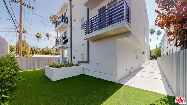 a view of an house with backyard and a tub