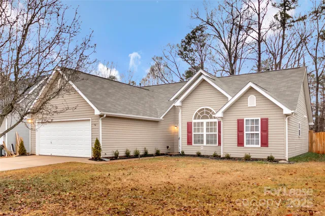 a view of a house with a yard