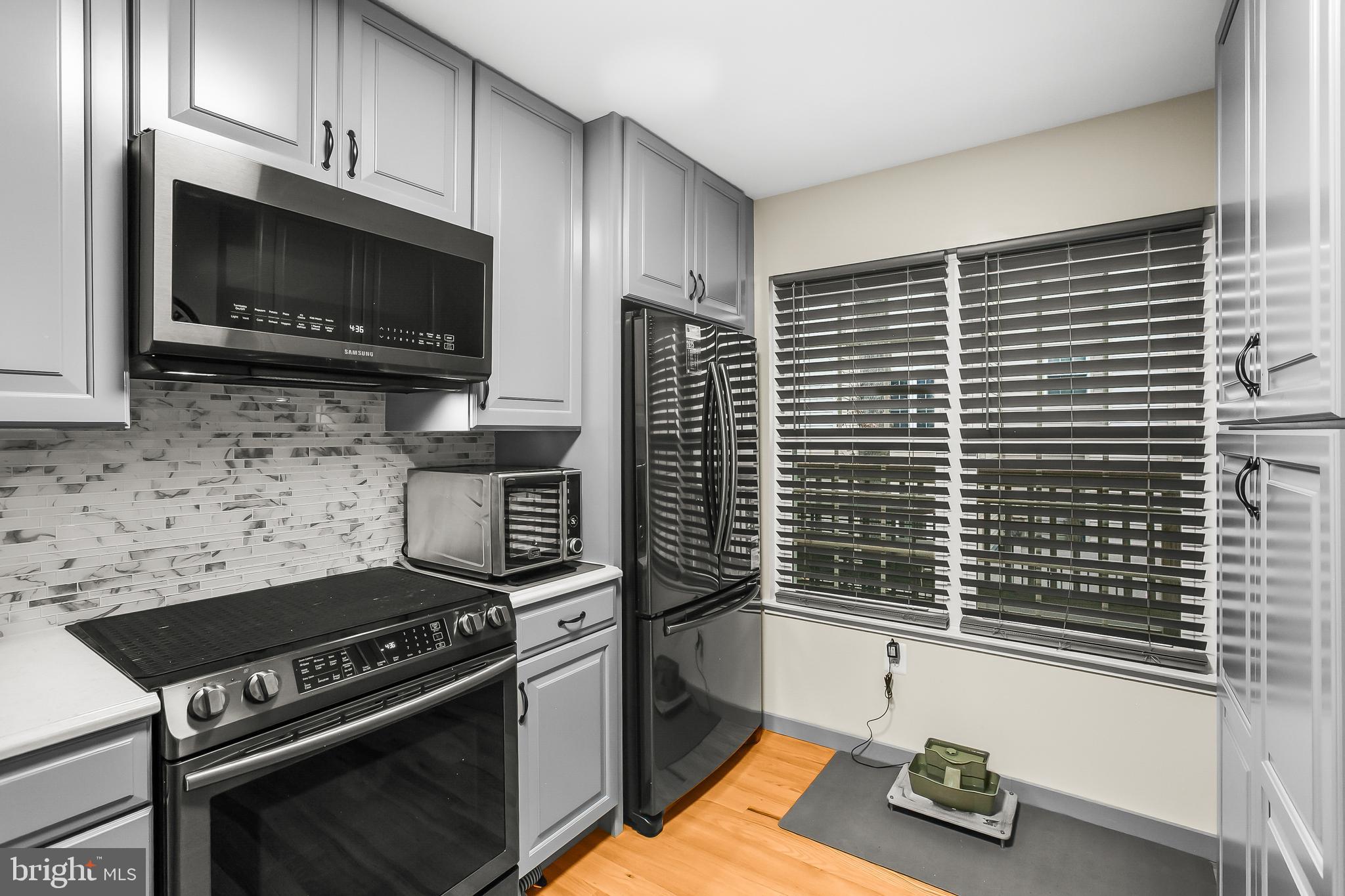 2418 Ridgehampton Court Reston, VA 20191 - Photo 3 of 28 a kitchen with a stove and a microwave