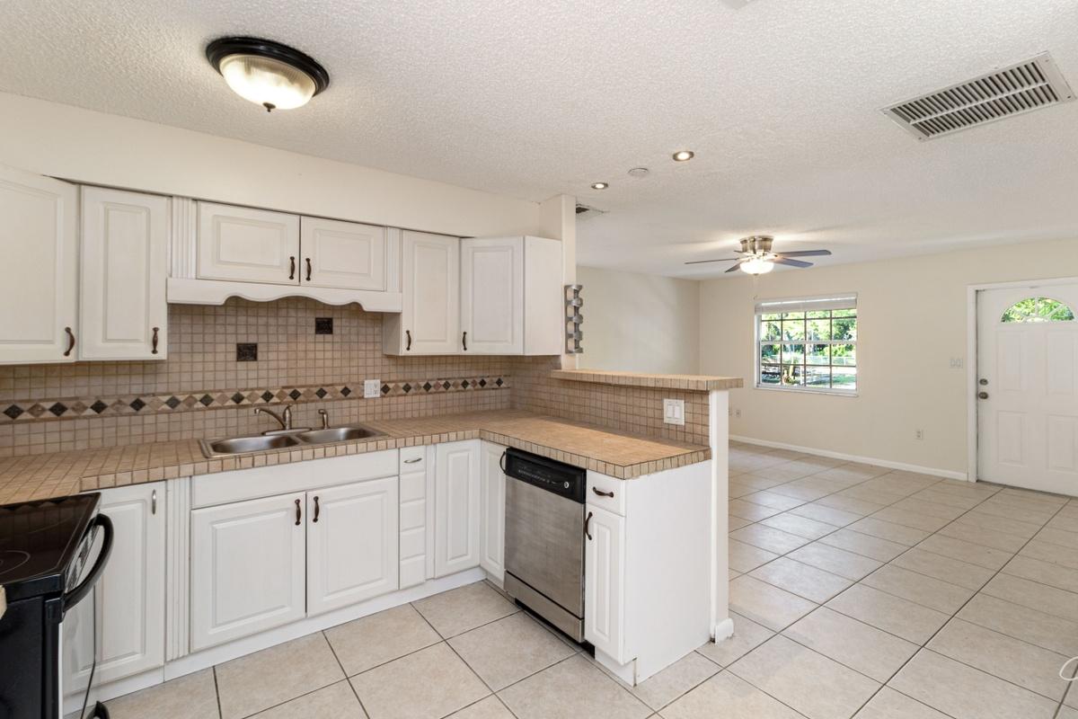 12310 55th Road North Royal Palm Beach, FL 33411 - Photo 4 of 28 Kitchen