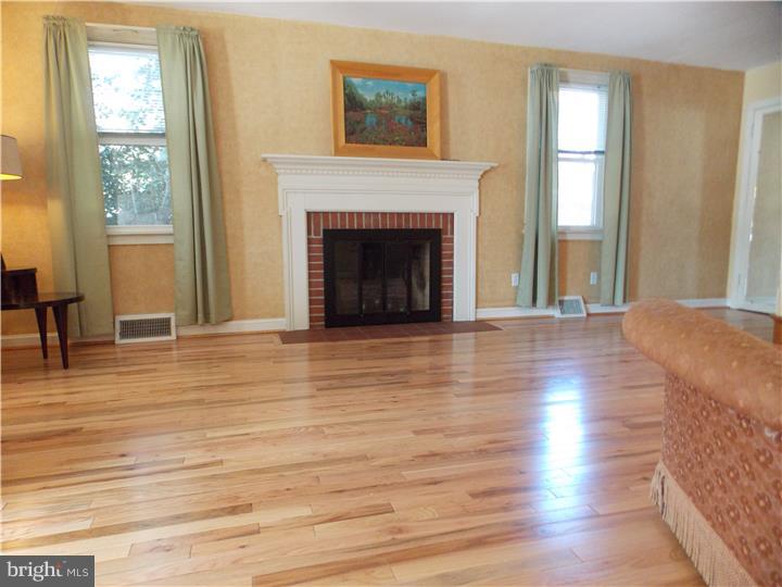 919 Providence Road Springfield, PA 19064 - Photo 3 of 25 Living Room
