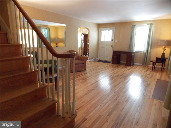 919 Providence Road Springfield, PA 19064 - Photo 9 of 25 Living Room