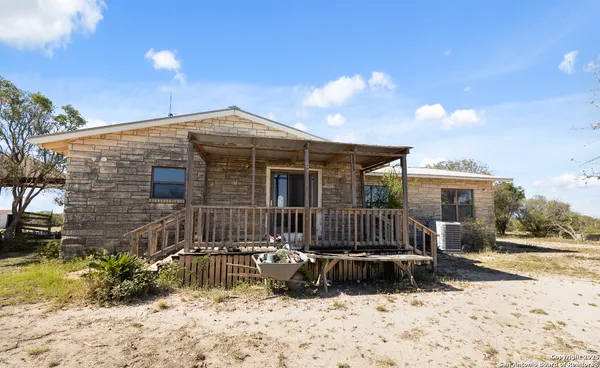 a view of a back yard