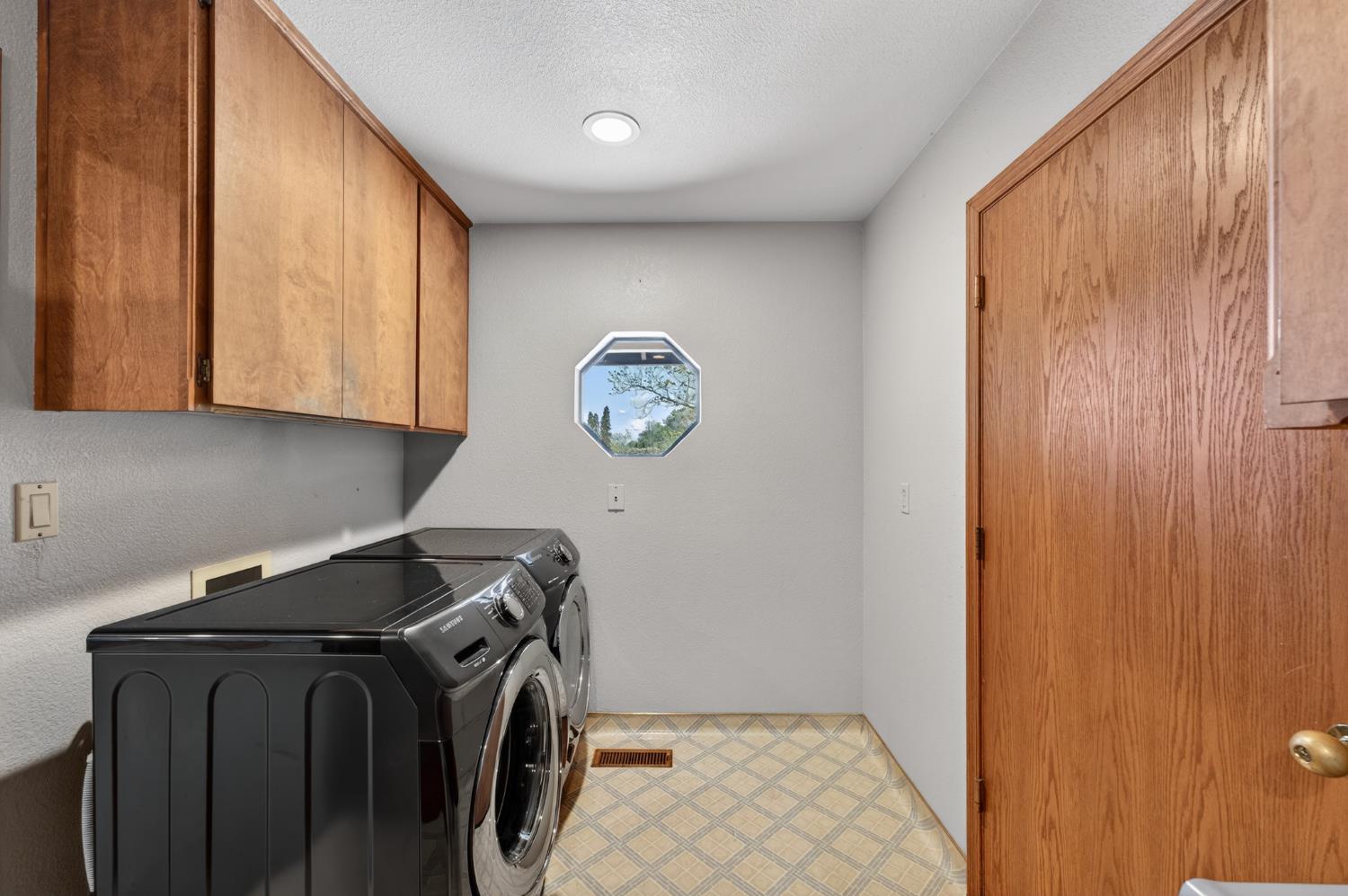 10665 Mt Vernon Road Auburn, CA 95603 - Photo 29 of 45 a utility room with dryer and washer