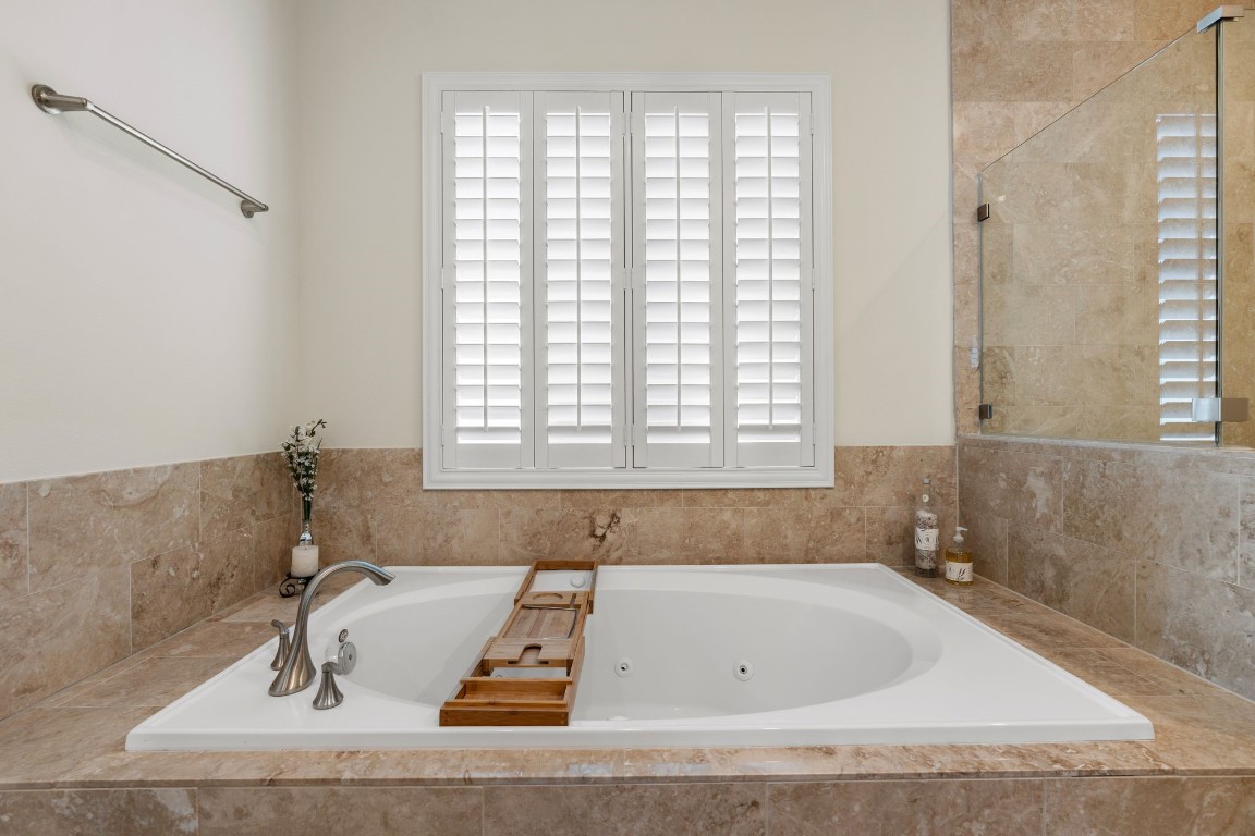 4205 Koehler Street, Unit B Houston, TX 77007 - Photo 17 of 28 a bathroom with a bathtub and a window