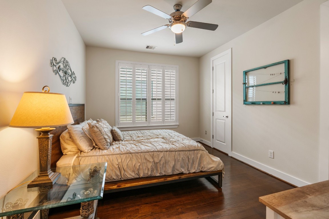 4205 Koehler Street, Unit B Houston, TX 77007 - Photo 20 of 28 a bedroom with a bed window and a lamp
