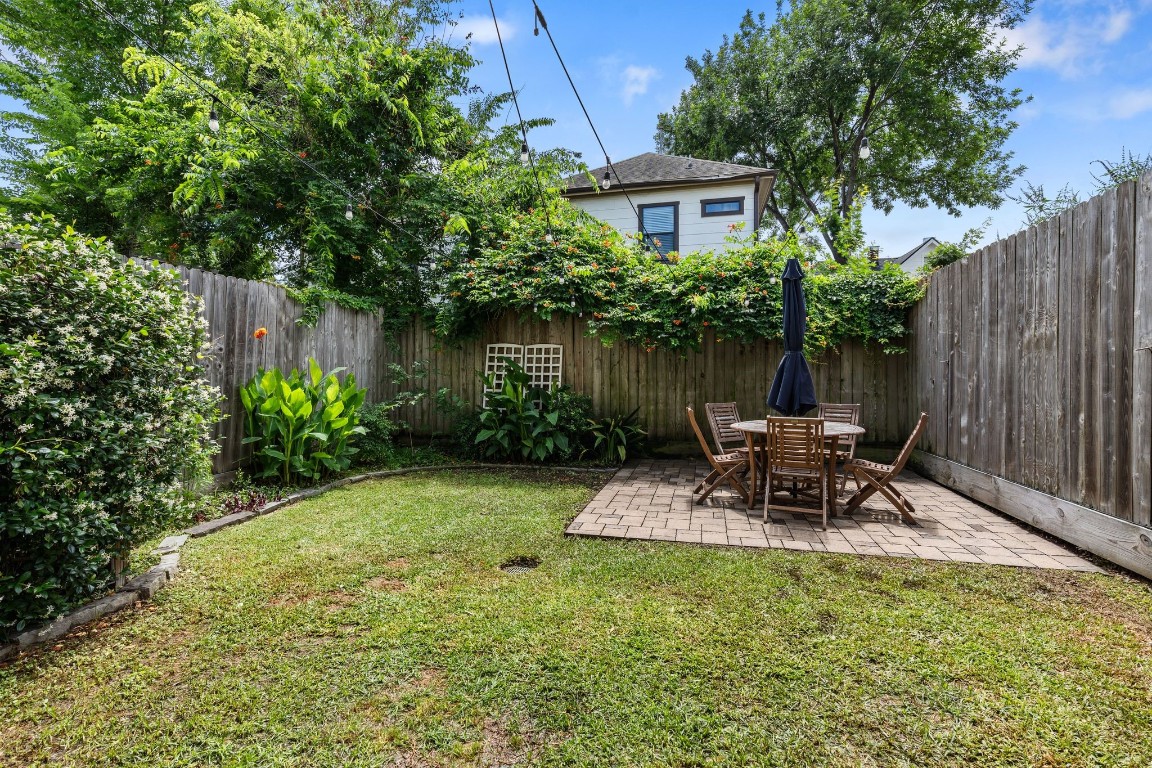 4205 Koehler Street, Unit B Houston, TX 77007 - Photo 24 of 28 a view of outdoor seating area with furniture and plants