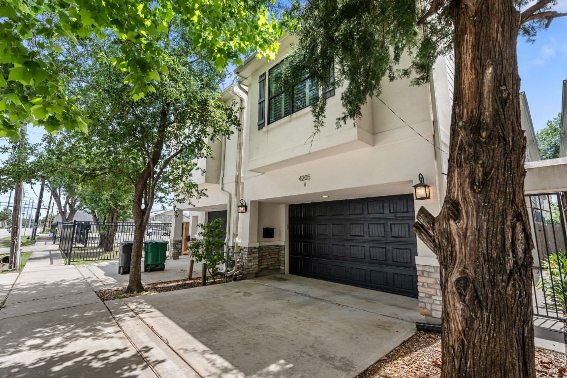 4205 Koehler Street, Unit B Houston, TX 77007 - Photo 26 of 28 a front view of a house with a garden