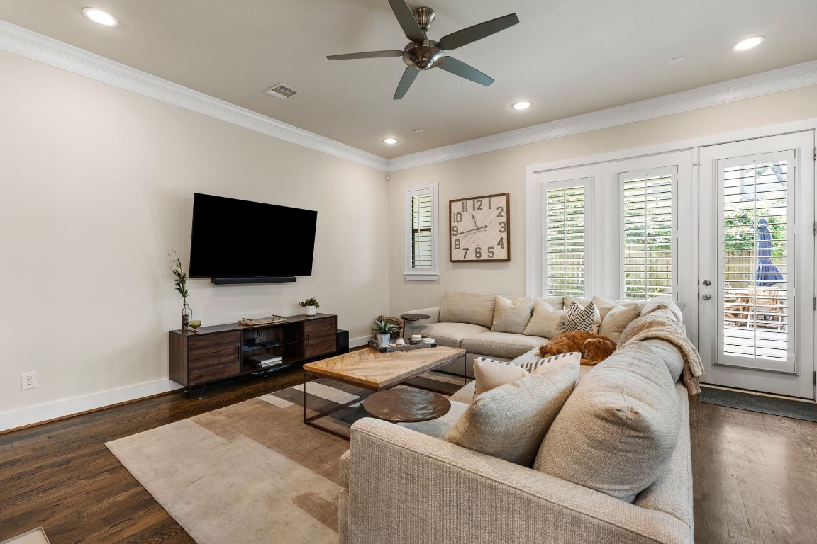 4205 Koehler Street, Unit B Houston, TX 77007 - Photo 4 of 28 a living room with furniture and a flat screen tv