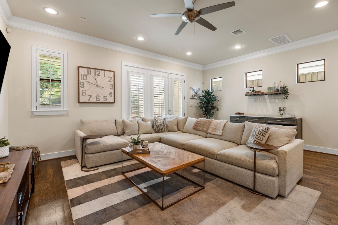 4205 Koehler Street, Unit B Houston, TX 77007 - Photo 9 of 28 a living room with furniture and a flat screen tv