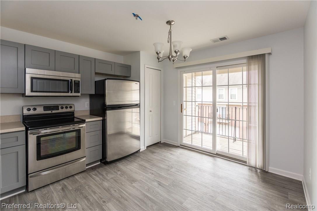 20047 Rodeo Court, Unit 20 Southfield, MI 48075 - Photo 7 of 24 DSC_2845.jpg