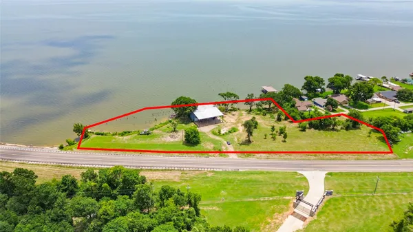 $995,000 | 10390 U.S. Highway 190, Point Blank, TX 77364