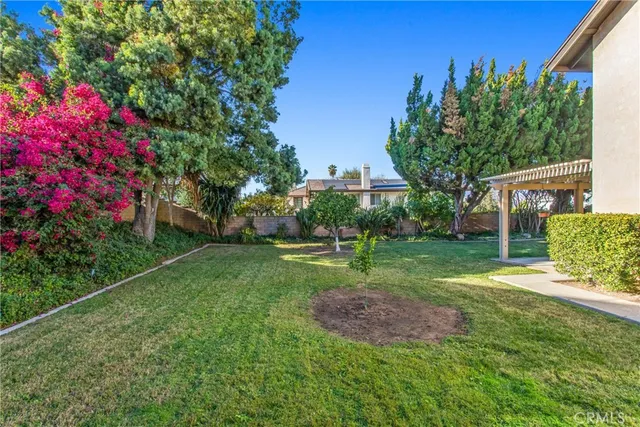 a view of a house with backyard