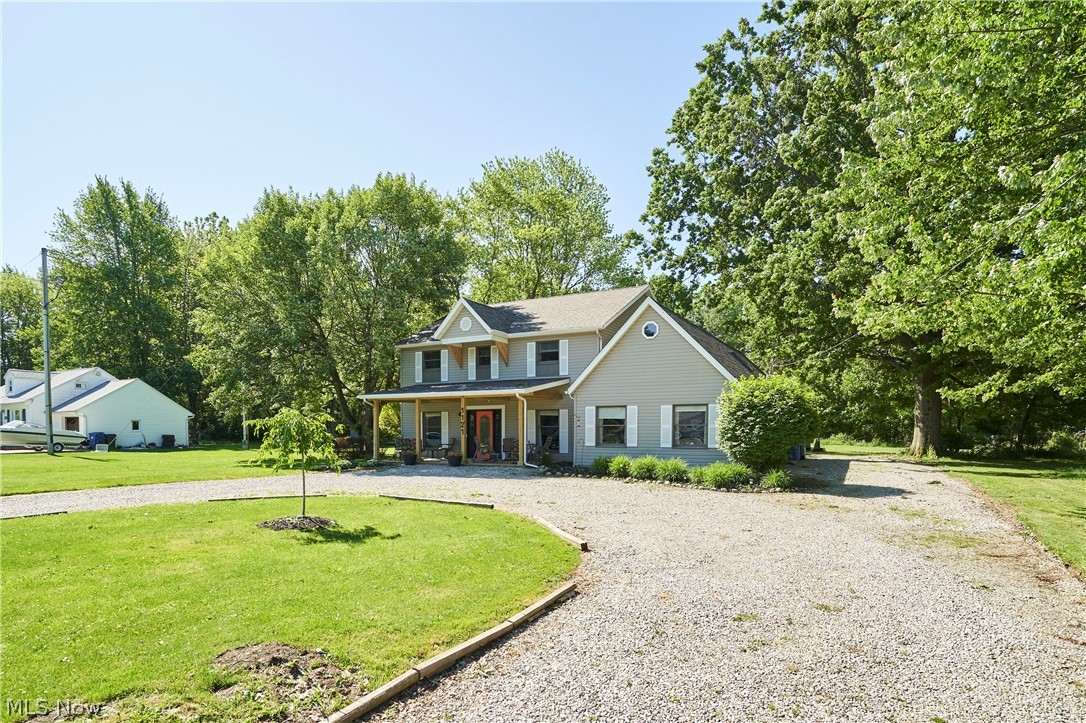 View of front of house featuring a front yard