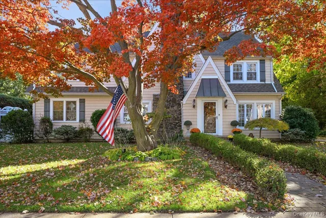 a view of a house with a yard