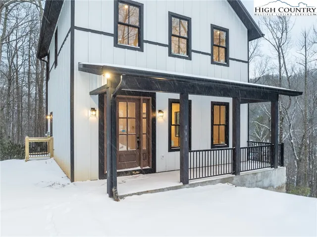 a view of entryway front of house