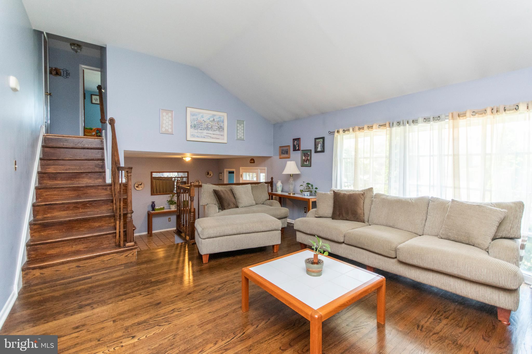 9669 Sandanne Road Philadelphia, PA 19115 - Photo 5 of 27 Living Room