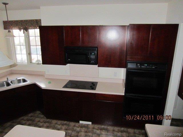 1329 Kentfield Drive Rochester, MI 48307 - Photo 9 of 25 IMG_0218