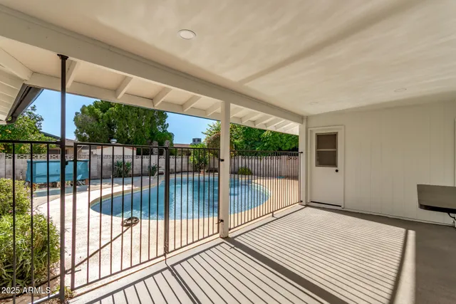 a view of a backyard