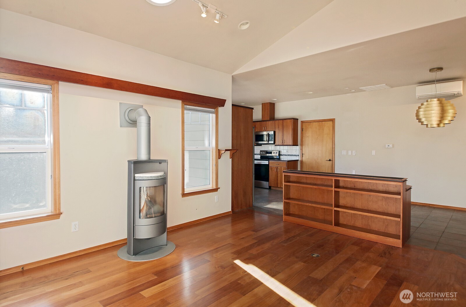 1752 Lee Court, Unit 5 Freeland, WA 98249 - Photo 15 of 38 a room with furniture mirror and window