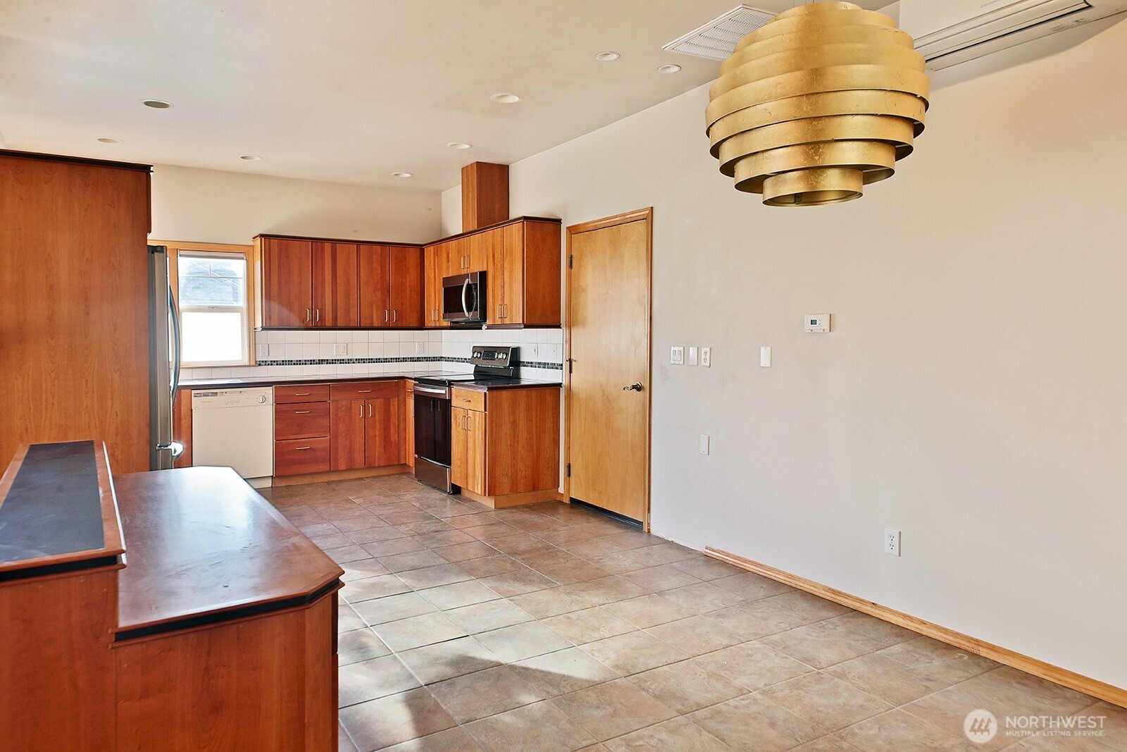 1752 Lee Court, Unit 5 Freeland, WA 98249 - Photo 20 of 38 a kitchen with stainless steel appliances granite countertop a sink and a refrigerator