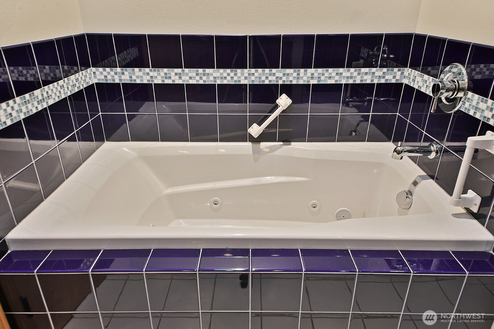 1752 Lee Court, Unit 5 Freeland, WA 98249 - Photo 30 of 38 a bathroom with a bathtub and a shower