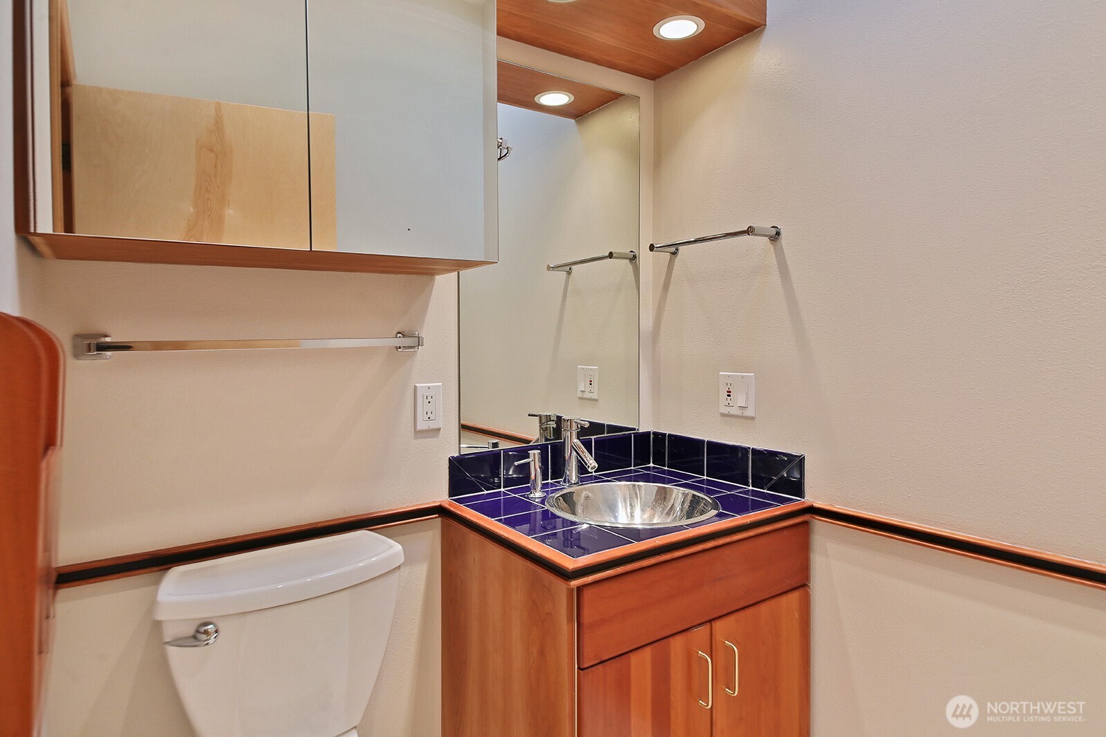 1752 Lee Court, Unit 5 Freeland, WA 98249 - Photo 31 of 38 a bathroom with a sink a toilet and shower