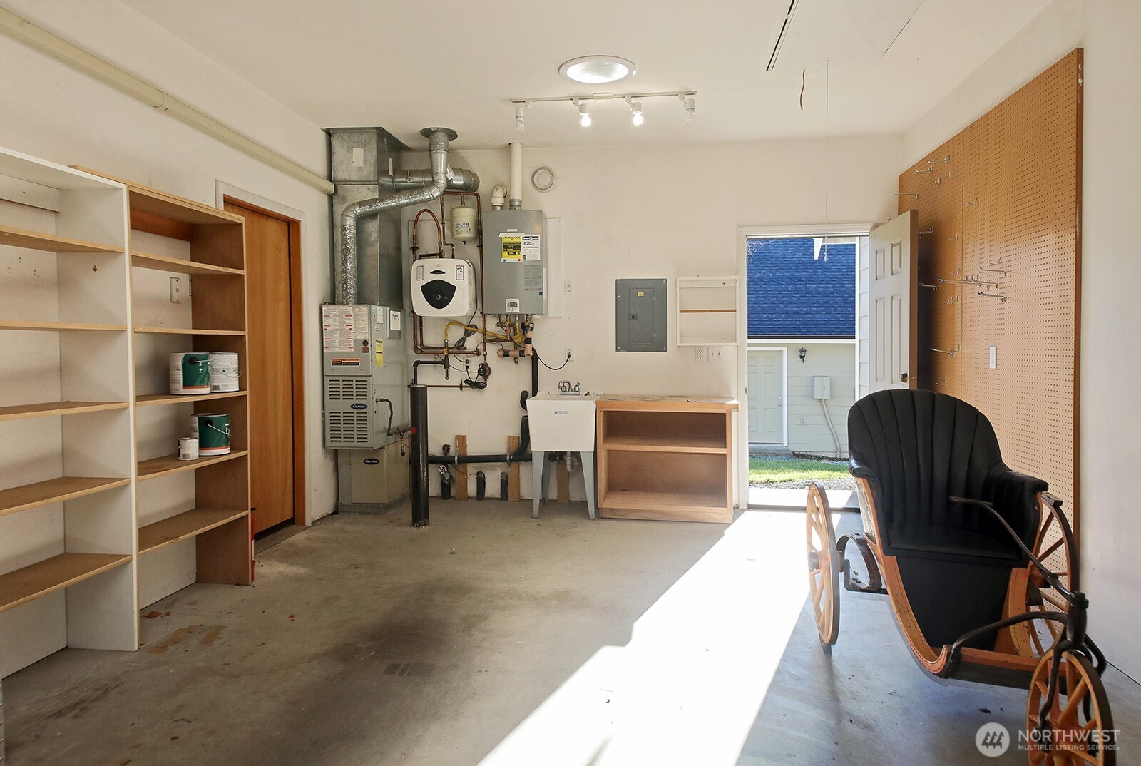 1752 Lee Court, Unit 5 Freeland, WA 98249 - Photo 36 of 38 a living room with furniture