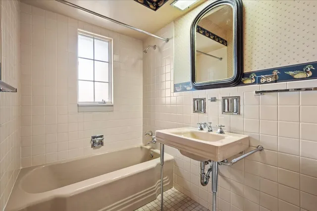 $899,000 | 236 Bristol Street, Northfield, IL 60093