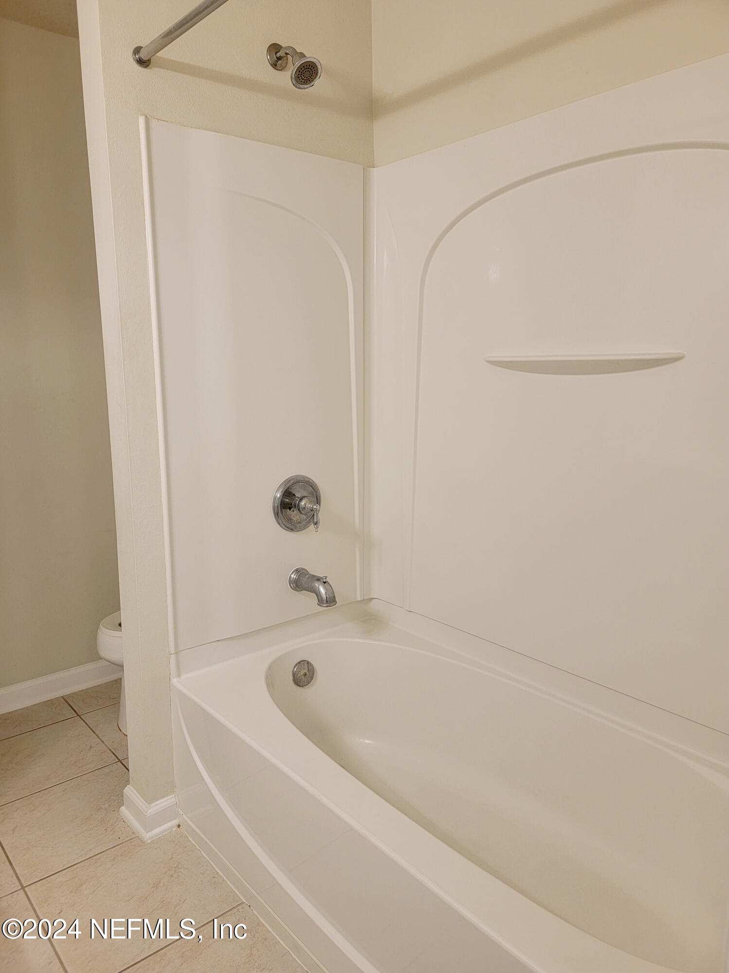 6801 Arching Branch Circle Jacksonville, FL 32258 - Photo 10 of 14 a bathroom with a bathtub