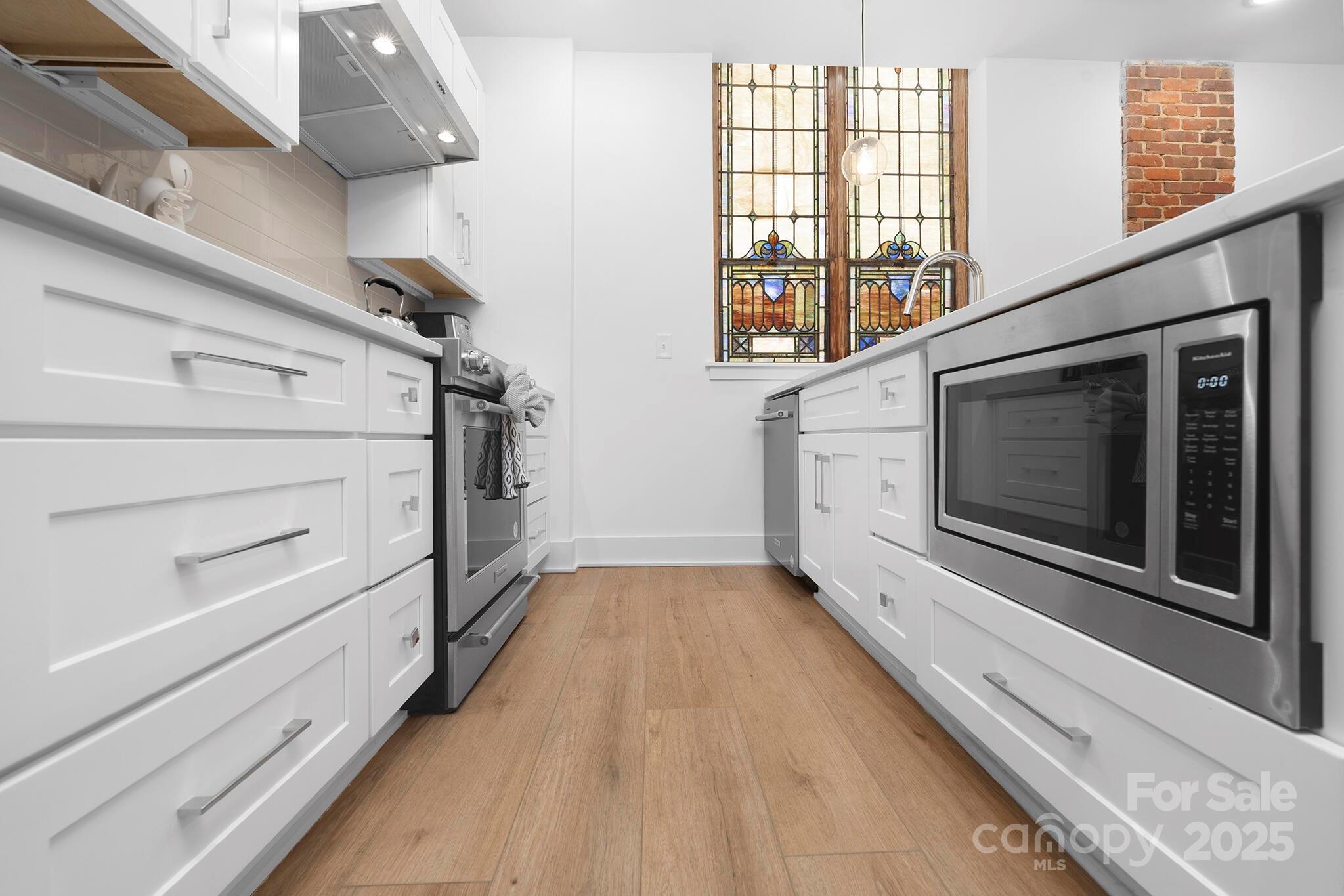 201 Grandin Road, Unit 13 Charlotte, NC 28208 - Photo 10 of 25 a view of an empty room and a fireplace