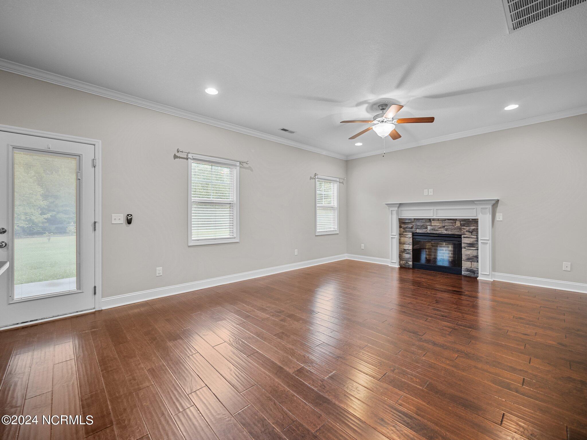 130 Peytons Ridge Drive Hubert, NC 28539 - Photo 10 of 32 living room