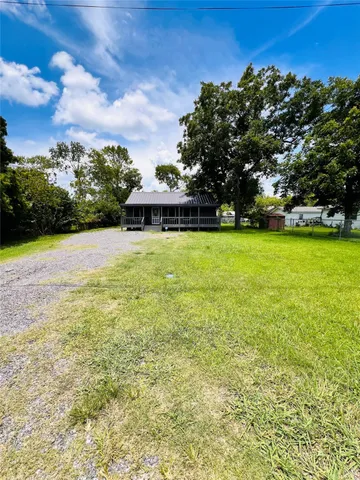 $175,000 | 406 Clear Lake Road, Highlands, TX 77562