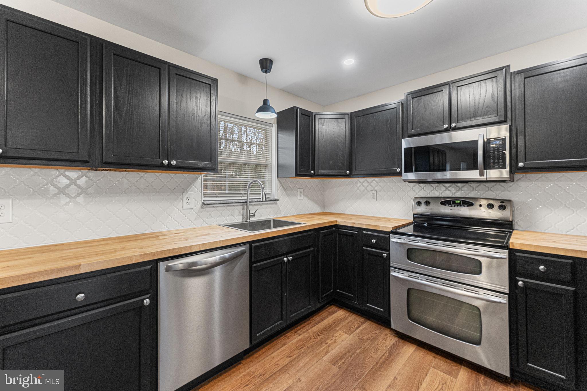 39141 Persimmon Creek Road Mechanicsville, MD 20659 - Photo 6 of 43 Kitchen w/stainless steel app, recessed lights