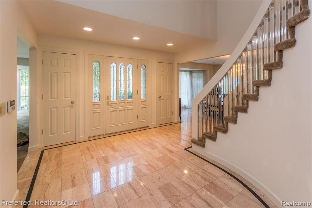 34015 Lyncroft Street Farmington Hills, MI 48331 - Photo 2 of 34