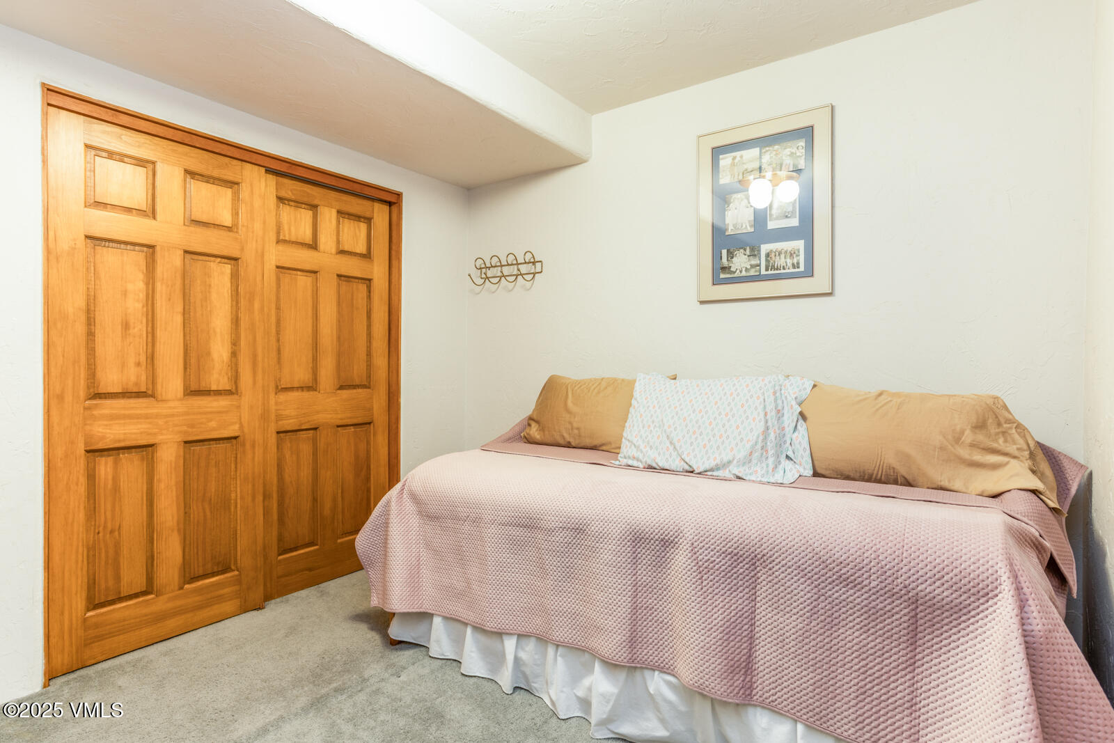20 Hereford Road Edwards, CO 81632 - Photo 26 of 32 a bedroom with a bed and a window